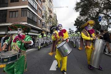  Telde disfruta con el pasacalle de los protagonistas del Carnaval de 'Studio 54'/Lpacarnaval.